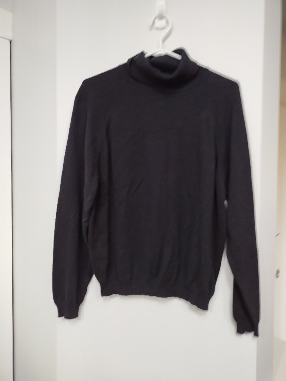 **Made in Canada** Parkhurst turtleneck light long sleeve sweater